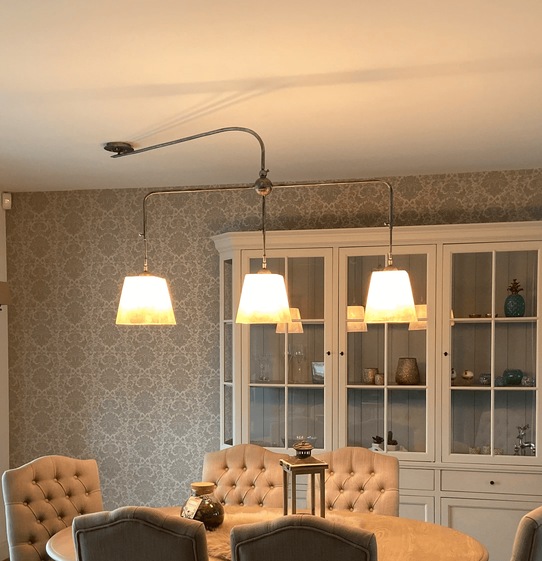 Maatwerk verlichting van Bellini Lighting in een interieur met meerdere lichtpunten en warme sfeer