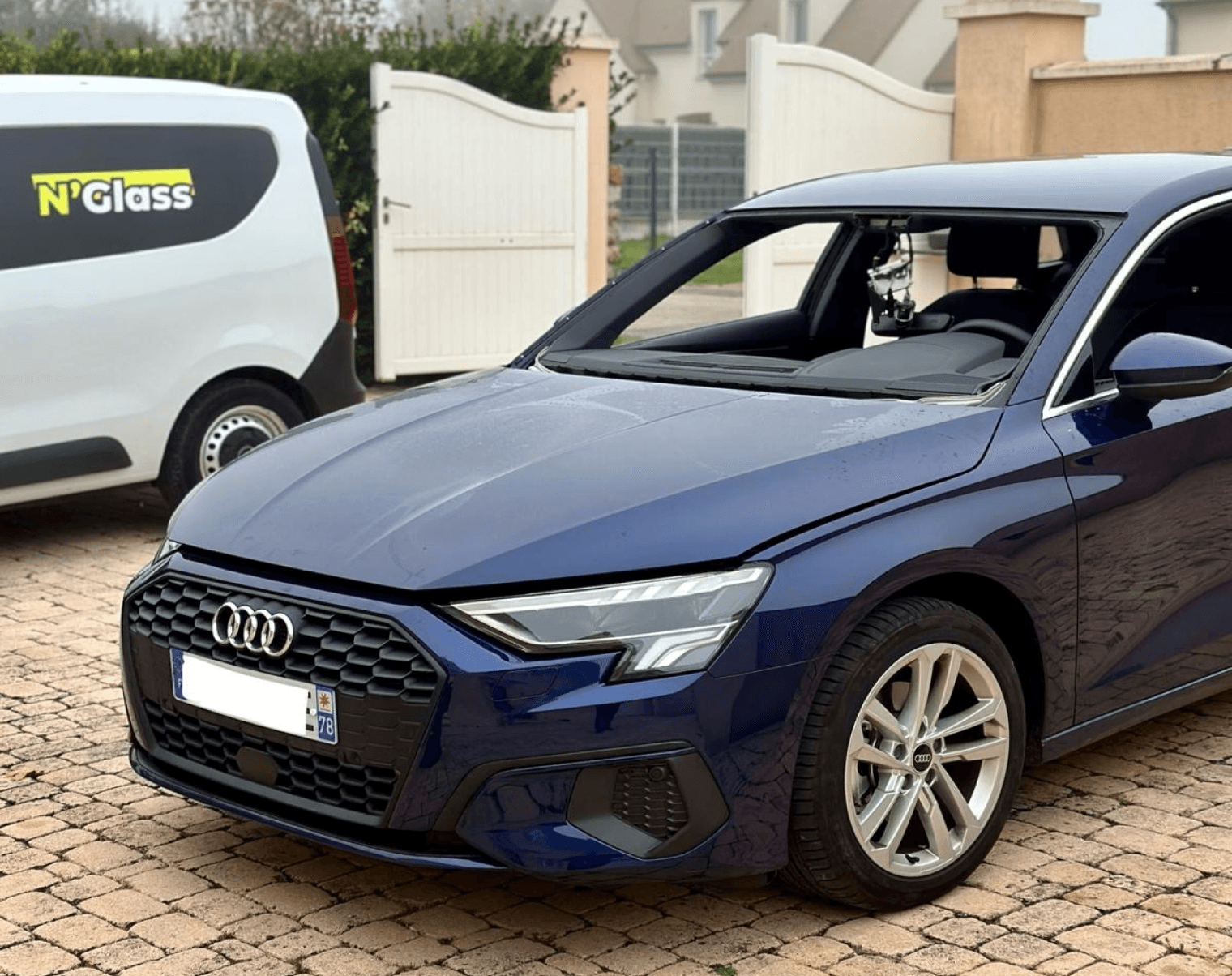 Voiture pendant le remplacement de pare-brise de N'Glass, spécialiste du remplacement de pare-brise à domicile