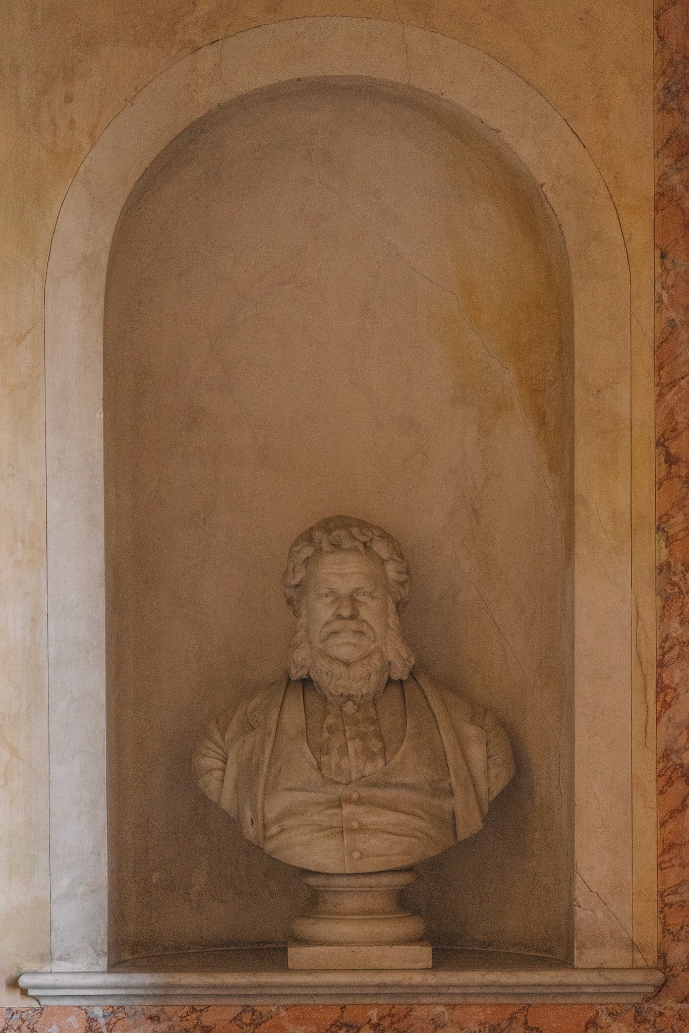 Busto in nicchia ad arco al Castello di Tabiano, dettaglio architettonico del reportage di matrimonio