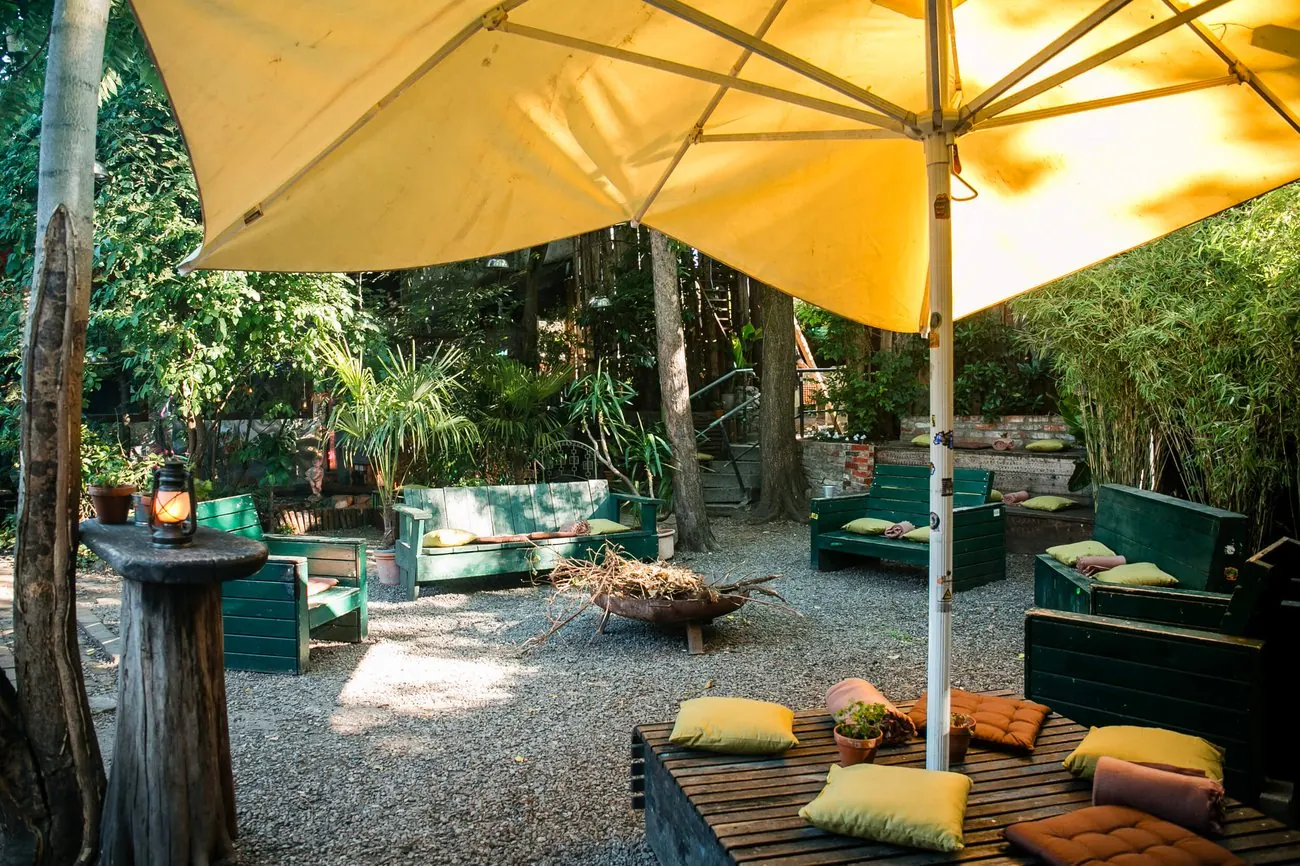 Lounge mit Sonnenschirm im Garten
