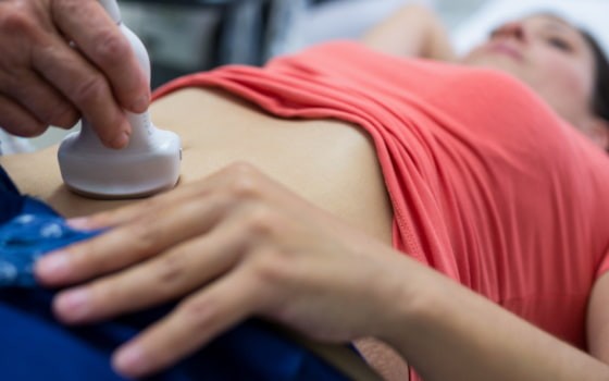 Лікар робить УЗД пацієнтці