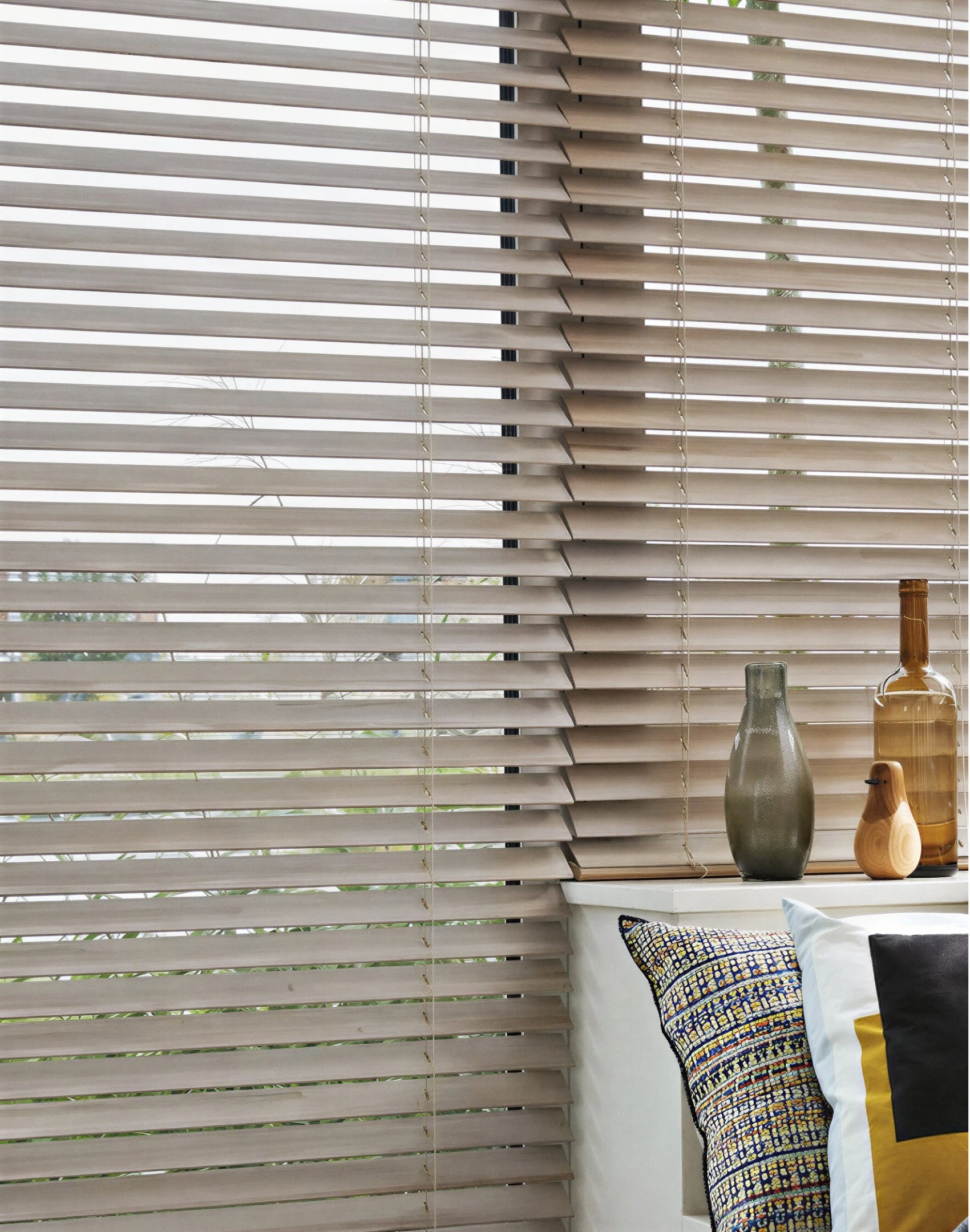 Persiana de madeira Country Woods Hunter Douglas instalada em suíte residencial com controle de luz e acabamento natural em Curitiba