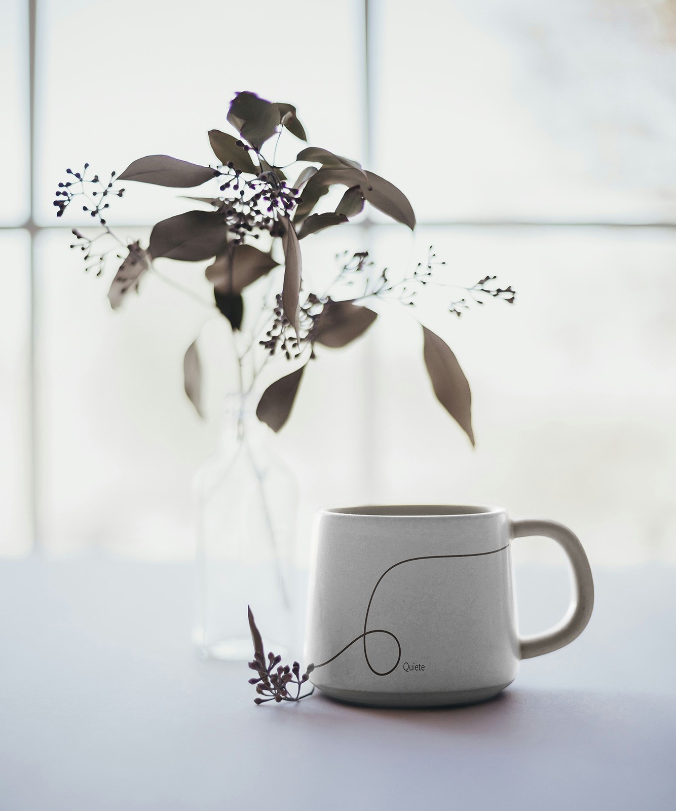 Tazza in ceramica con linea grafica sinuosa, progetto di brand identity visiva sul tema della quiete.