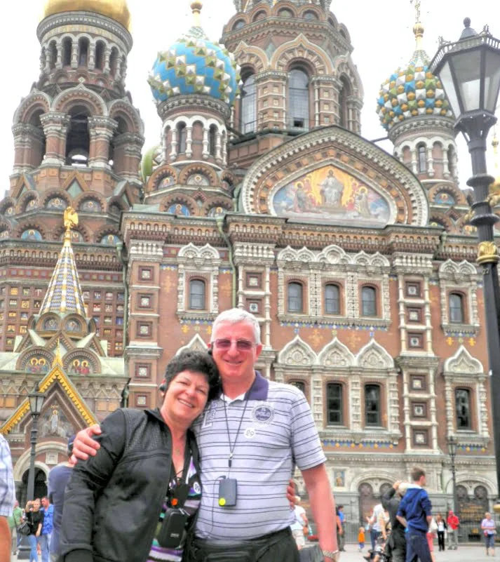 Casal em frente à Catedral do Sangue Derramado em São Petersburgo