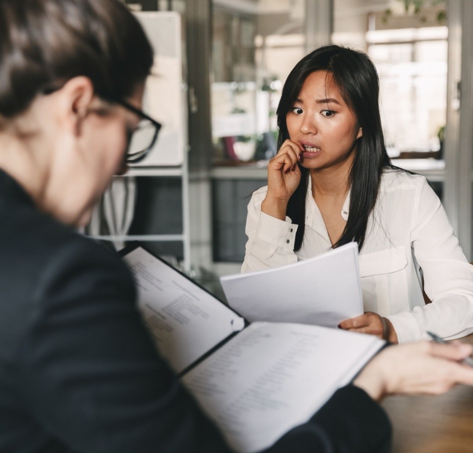  Illustration of a job interview setting, with a candidate sitting across a table from an interviewer. The image conveys preparation tips, body language, and key techniques for success during job interviews.