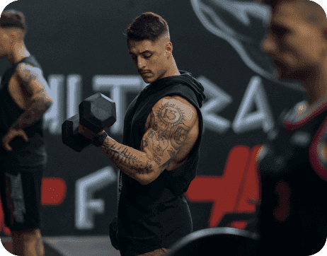 entrenador con pesas