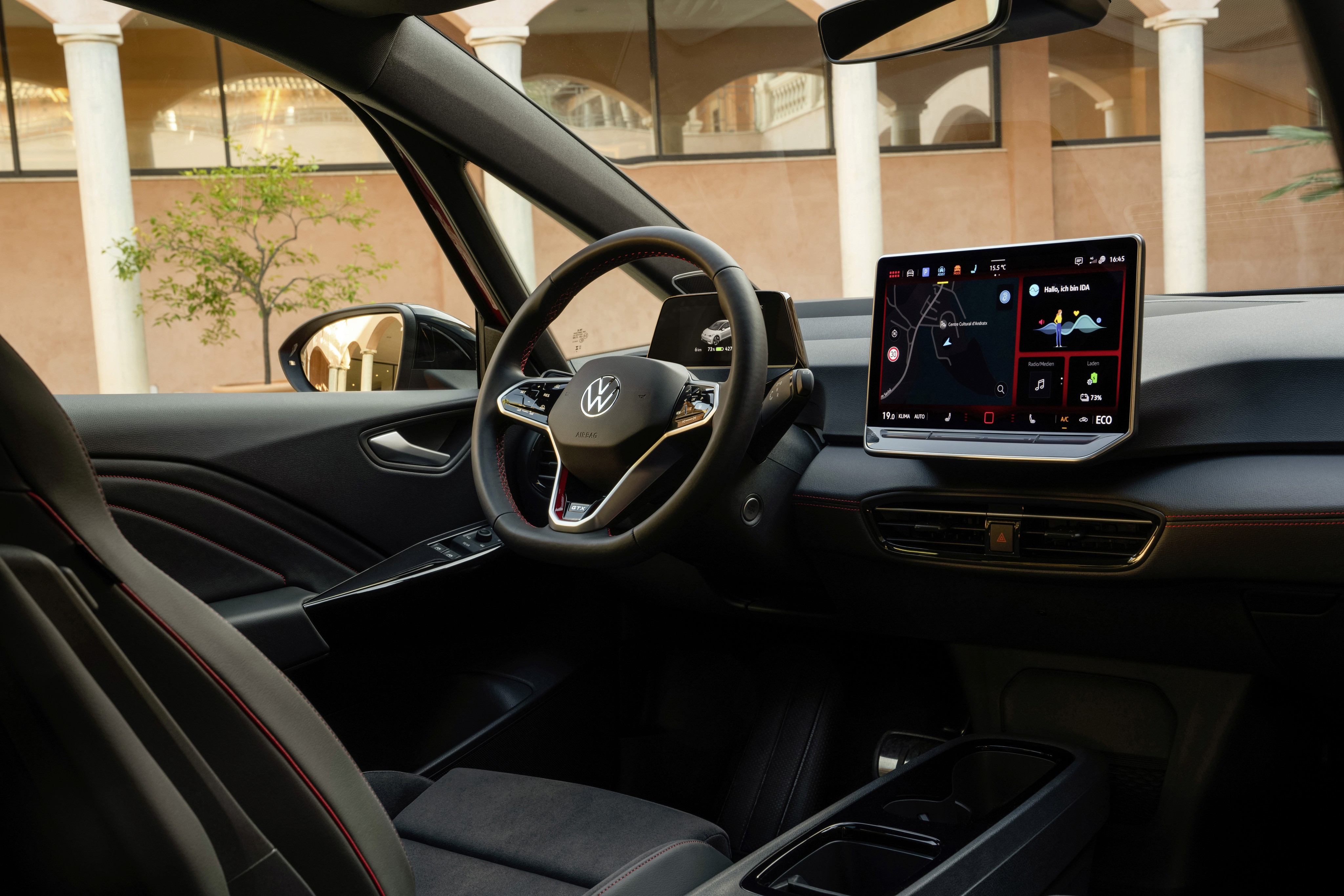 Habitacle de la Volkswagen ID.3 GTX avec grand écran tactile, volant multifonction et ambiance intérieure sportive