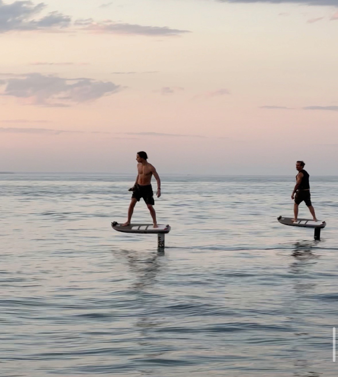 Deux riders en eFoil PWR-Foil au lever du jour à l'île Maurice, symbole d'autonomie et de performance durable