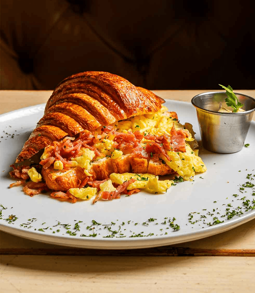 Croissant con Huevos y Jamón o Bacon