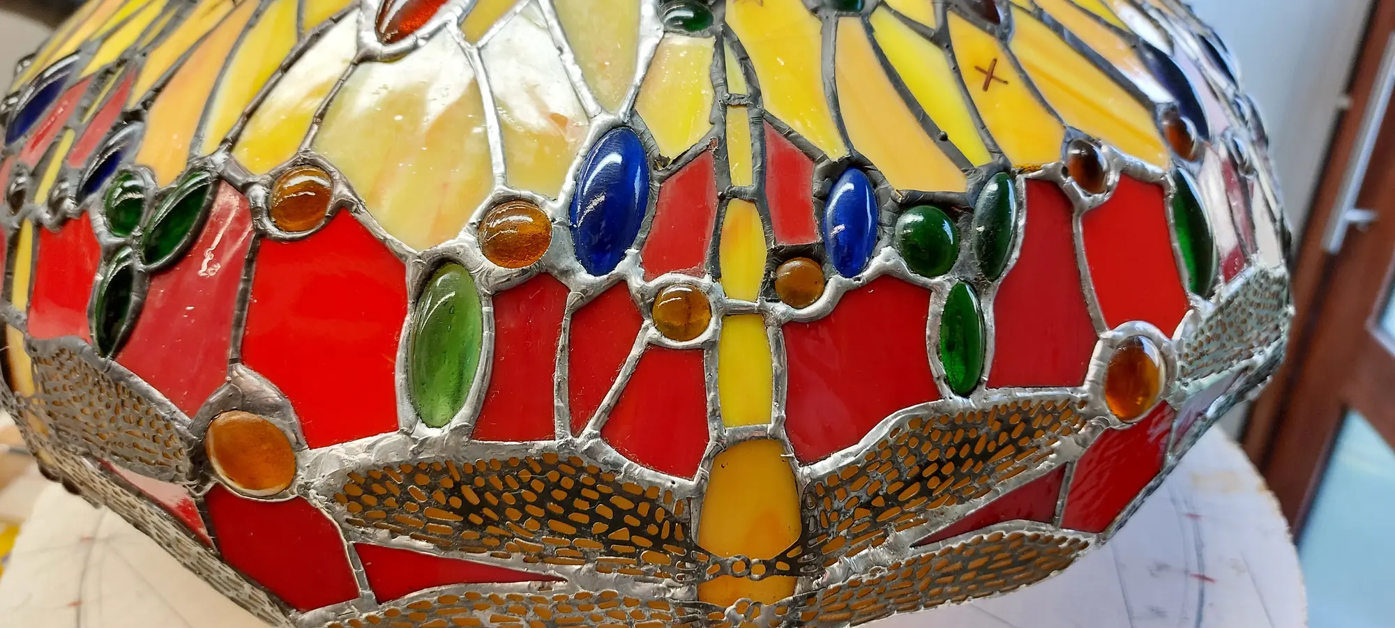 Tiffany lamp - detail - nieuwe glasstukken gesoldeerd en libelle vleugels aangebracht