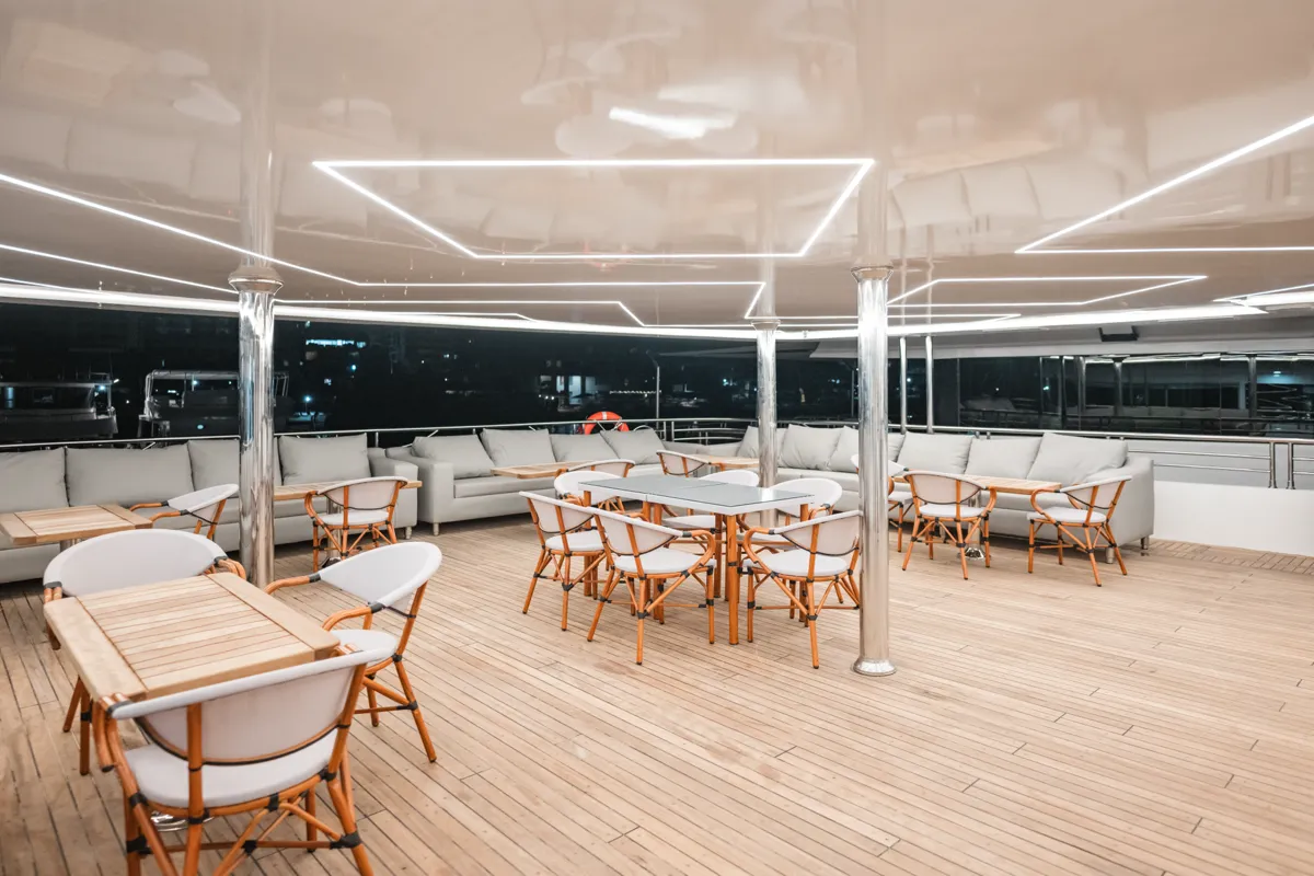 Вечерна палуба с осветление на Sea Treasure