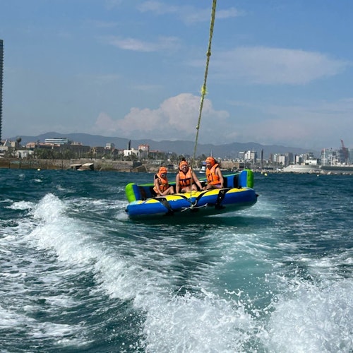 Ljudi na uzbudljivoj vožnji sofa tubom