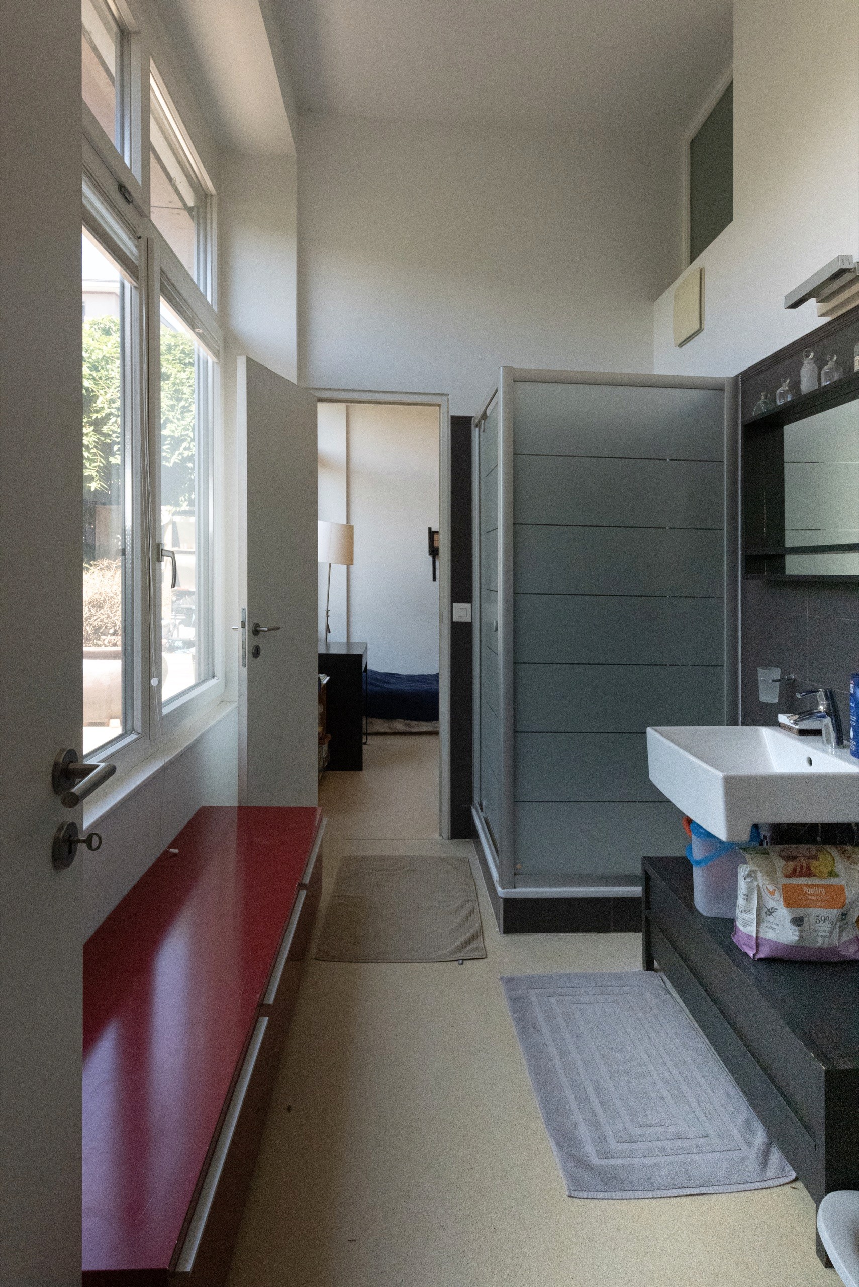 Salle d’eau côté séjour avec douche, lavabo et WC, Cheseaux-sur-Lausanne