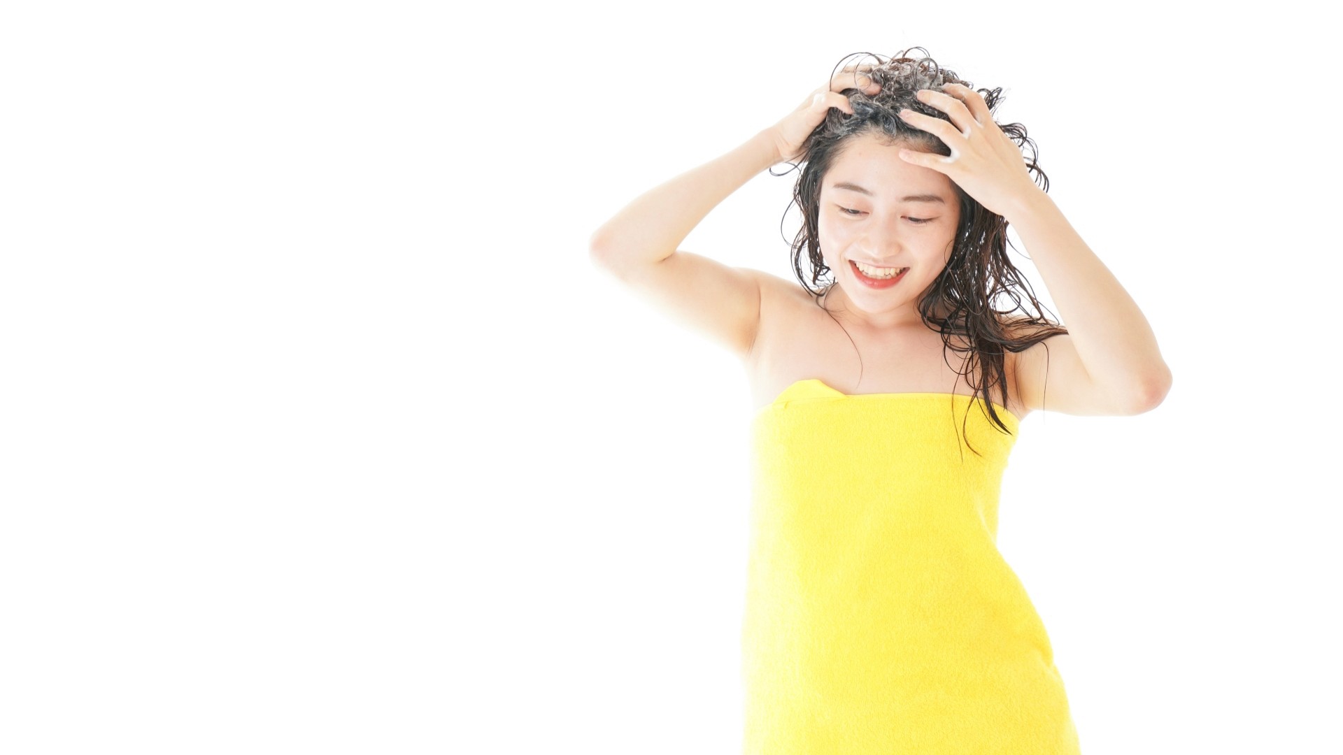シャンプーをする若い女性