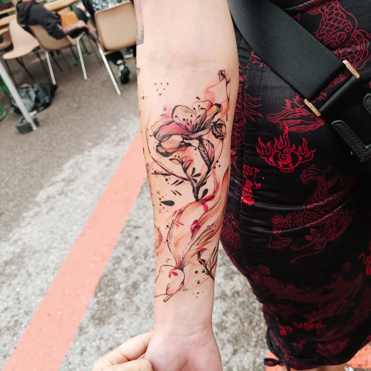tatouage arbre avant bras femme rouge
