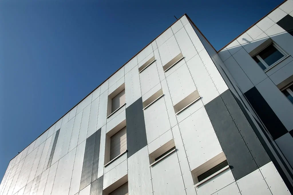 Immeuble design façade claire en perspective — photo architecturale Lille | Anteale Yann Manac’h