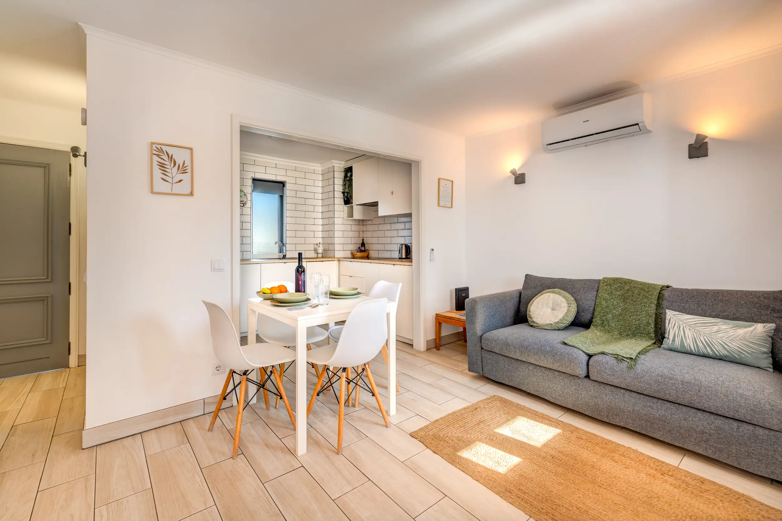 Woonkamer met bank en eethoek in een appartement in de Algarve