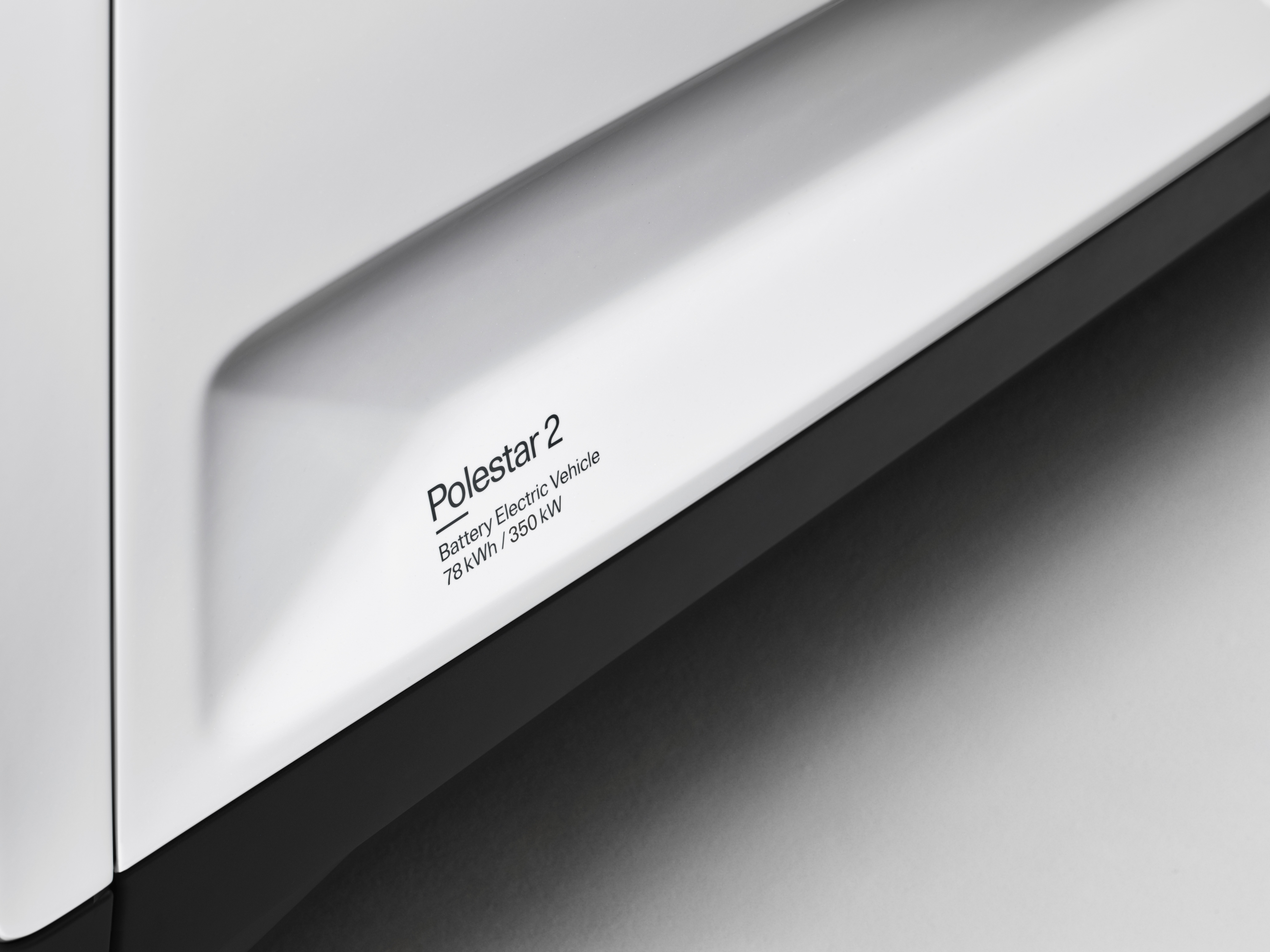 Détail de carrosserie de la Polestar 2 avec marquage du modèle et mention 78 kWh / 350 kW