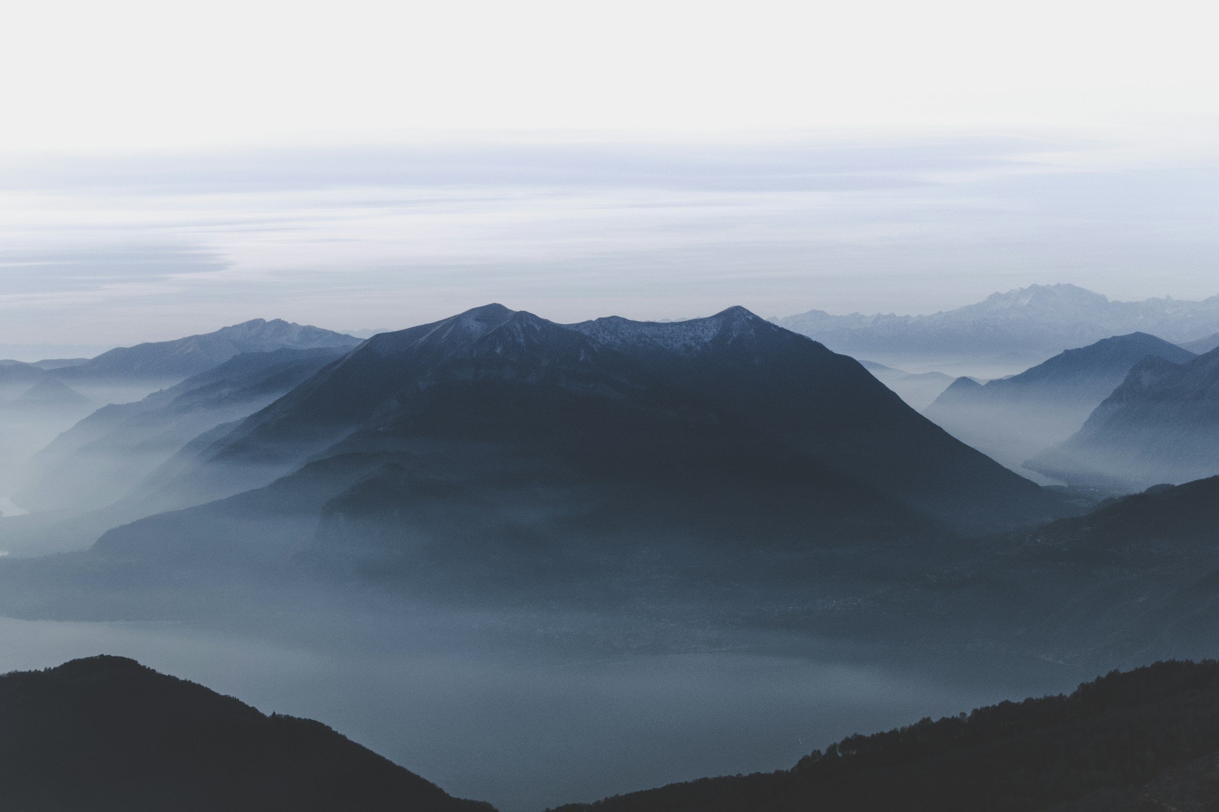 Nebelverhangene Berglandschaft – Idorin, Klarheit in komplexen Tech-Themen