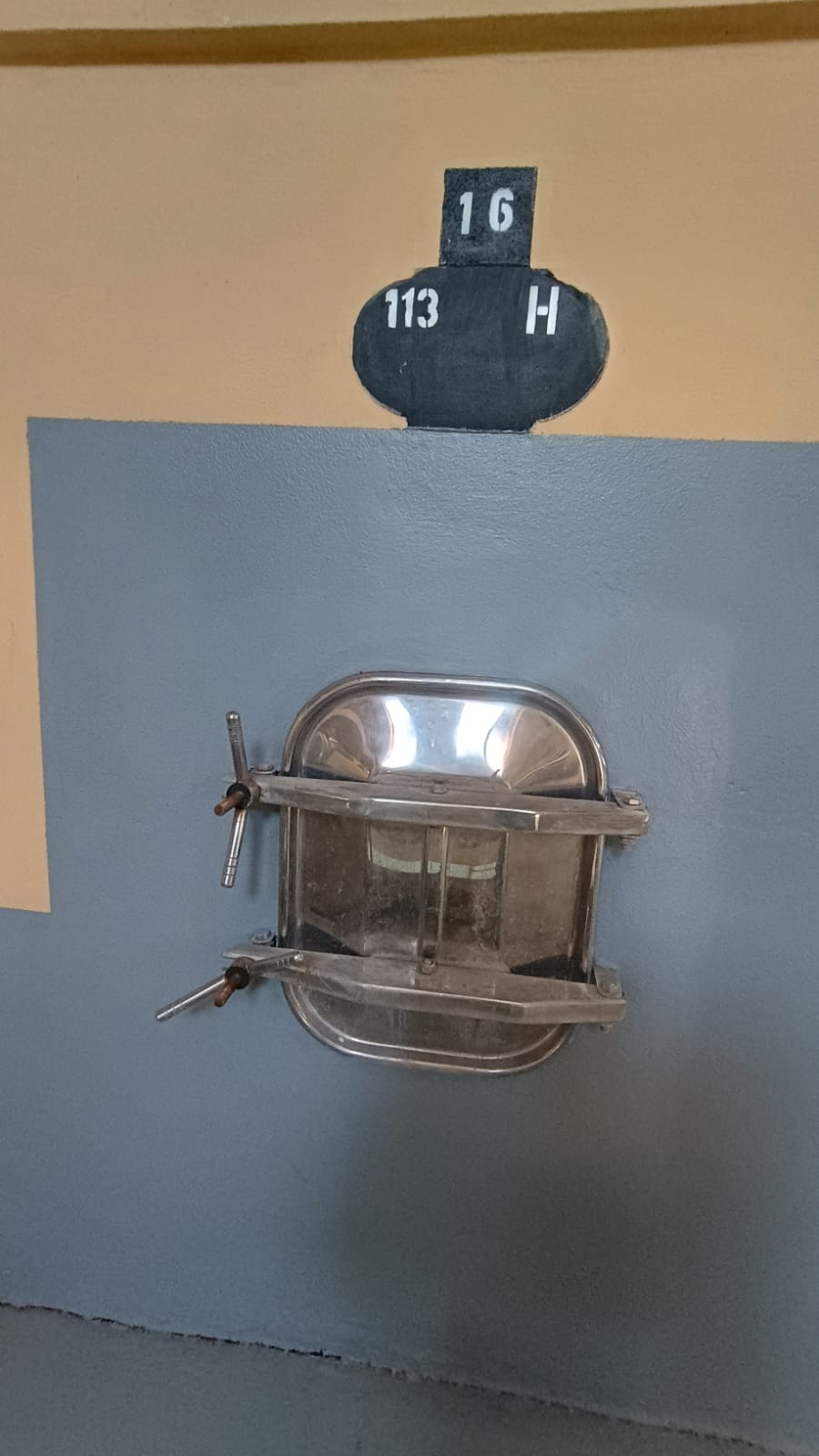 Detalle de tanque de vino a granel