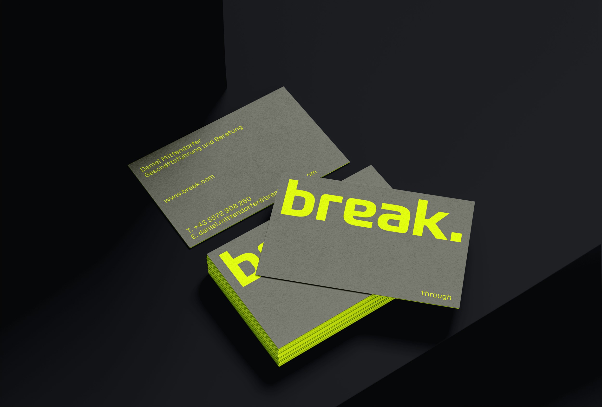 Fotografie eines physischen Raums, der mit Break Media Branding-Elementen gestaltet wurde, wie z.B. Wandgrafiken oder Beschilderungen.