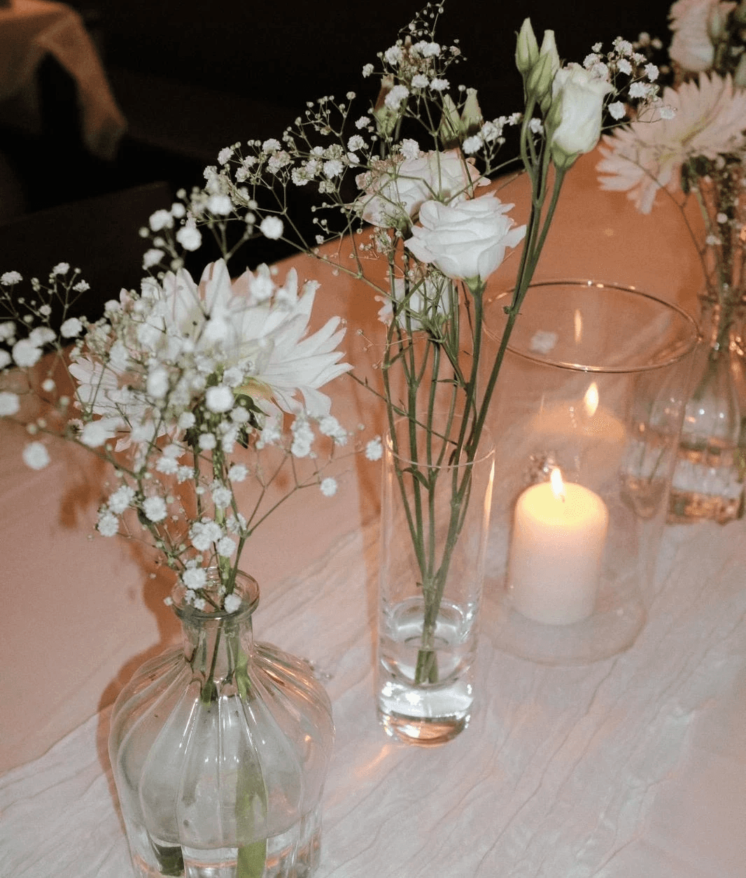 Stilvolle Tischdekoration mit Blumen und Kerzen für einen 30. Geburtstag in Essen