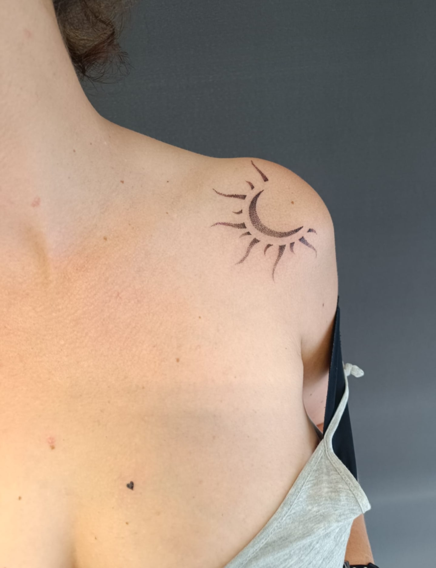 tatouage lune épaule femme