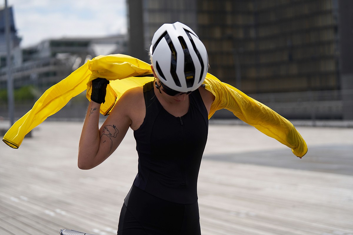 Photographie commerciale lifestyle  pour veste et casque de vélo femme