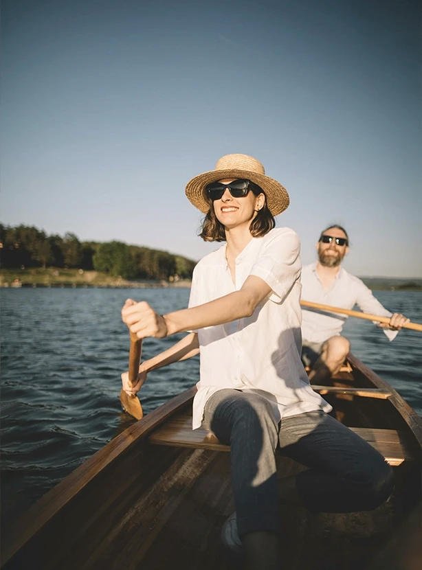 Couple sur canoë en bois