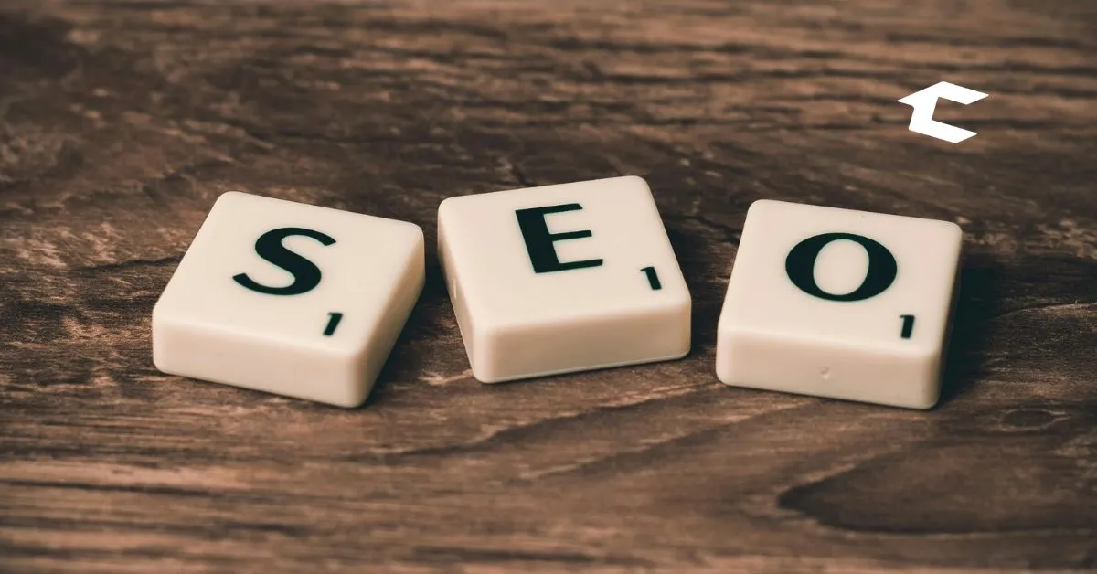 Fichas de juego Scrabble formando la palabra SEO, concepto de optimización para motores de búsqueda y posicionamiento orgánico.