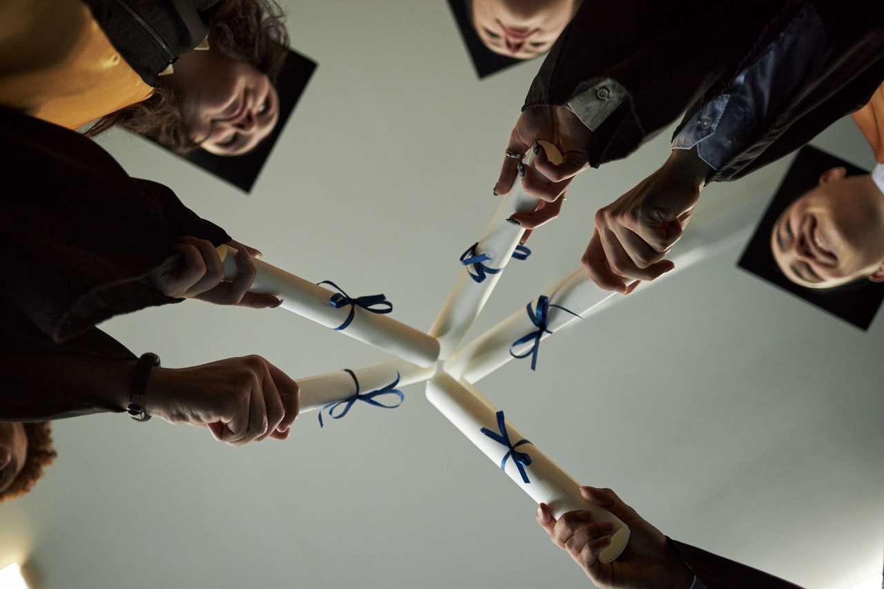 exectutivos segurando diplomas