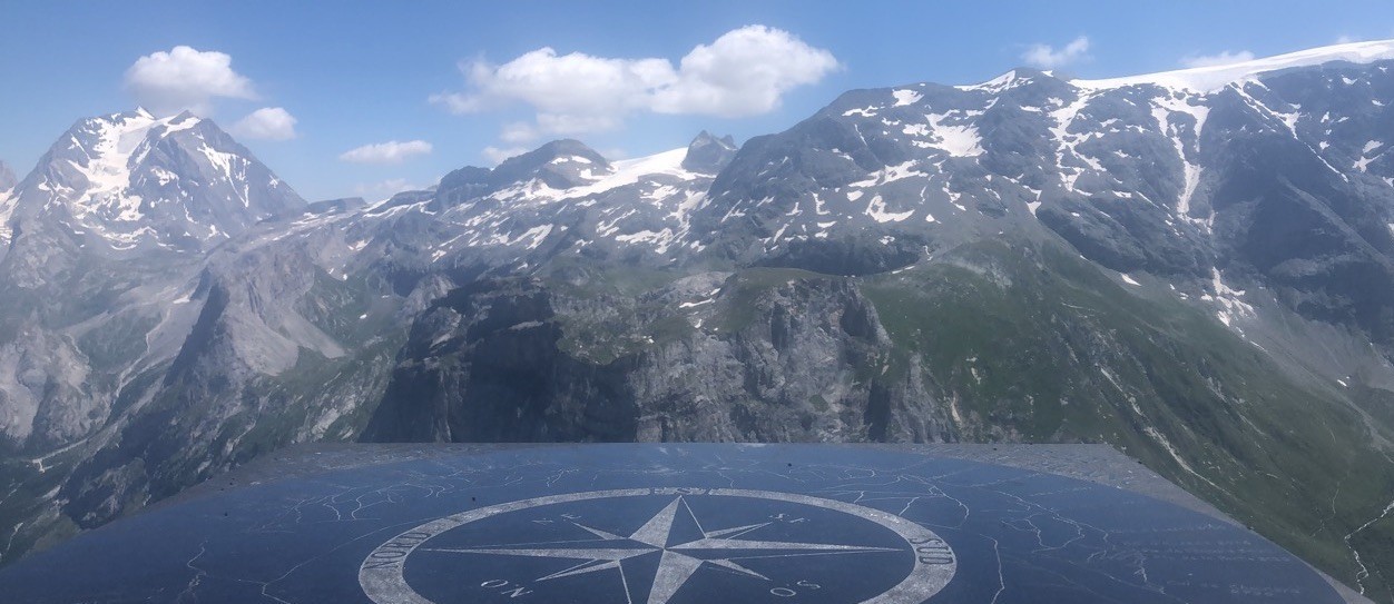 Exploring paths in high mountains with a compass