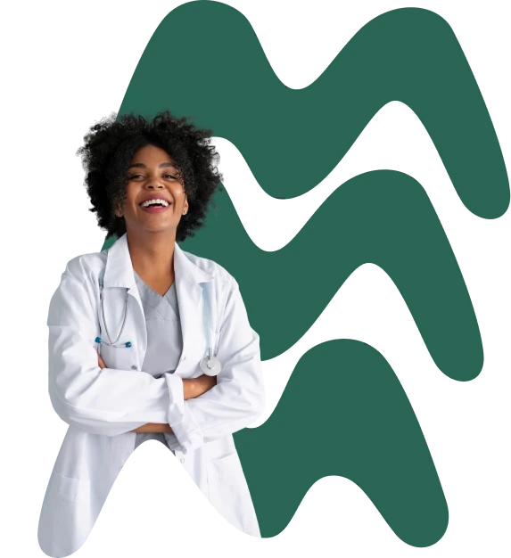 Medica com braços cruzados sorrindo