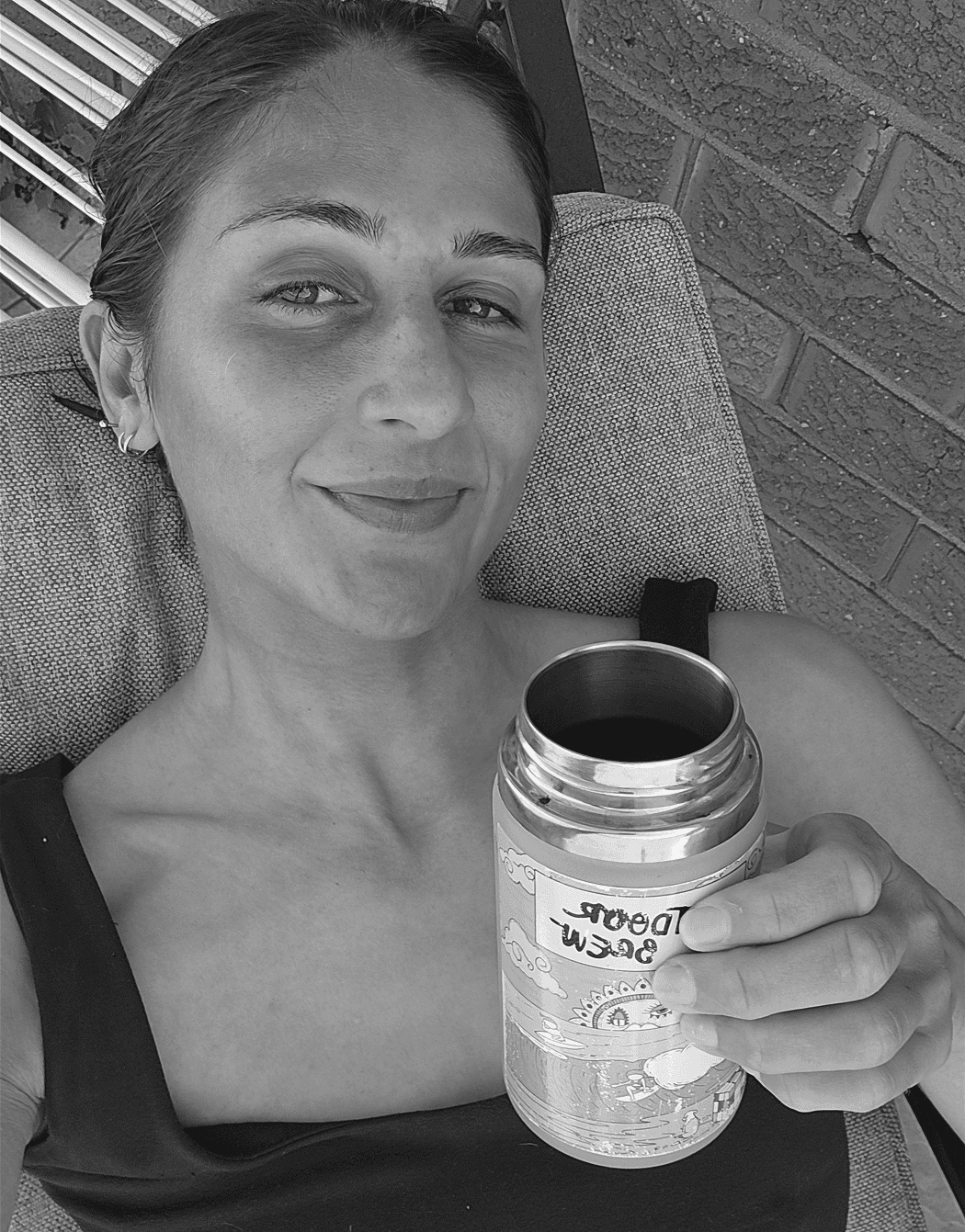 a person with the hands on the chin