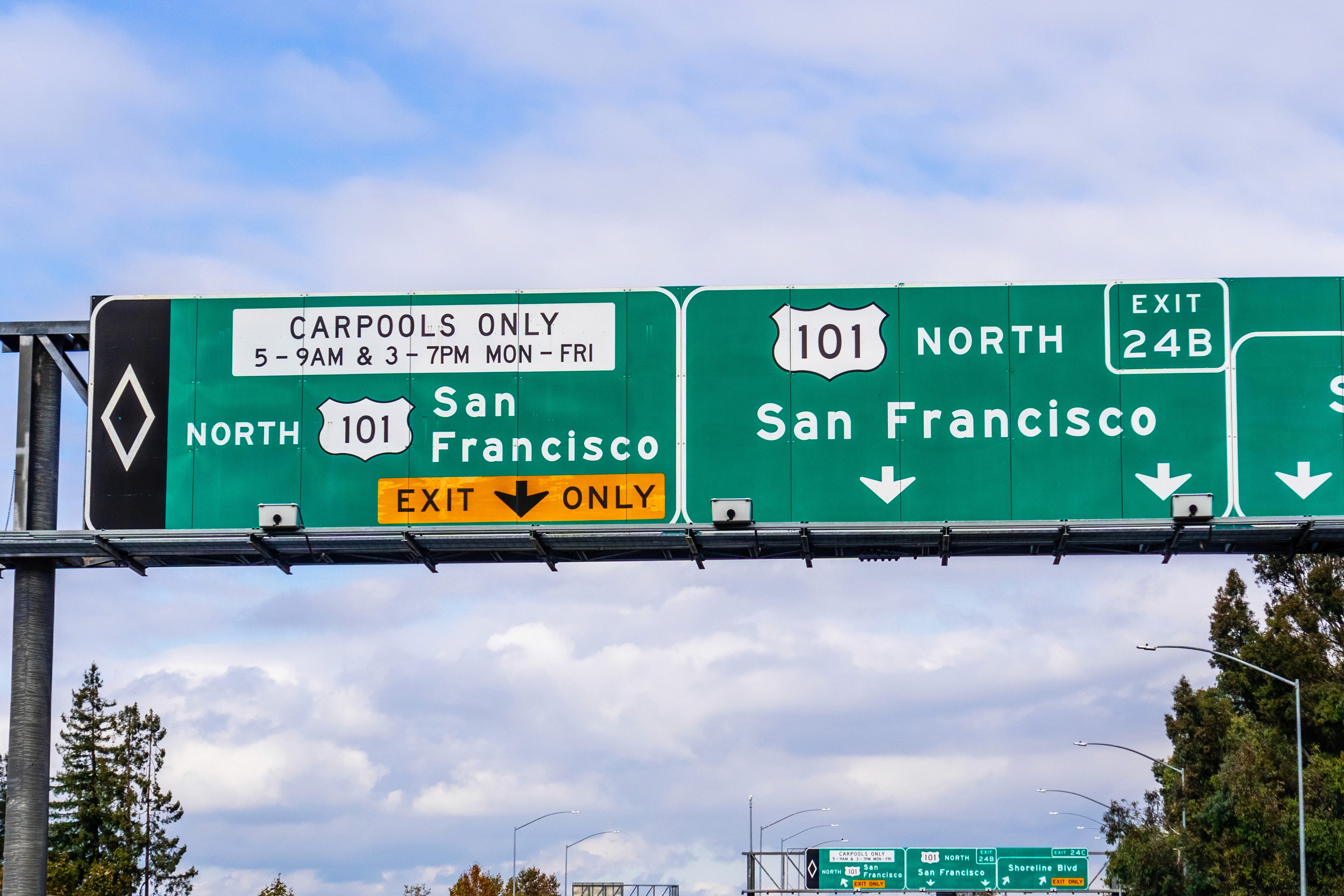 Closeup of a 101 San Francisco highway information board against the blue sky.