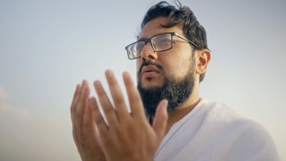 A sunlit AMIR FAROOQ from the UK in prayer outside