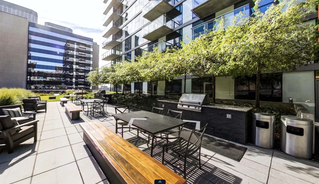 Grilling and outdoor dining at Catalyst Apartments West Loop Chicago