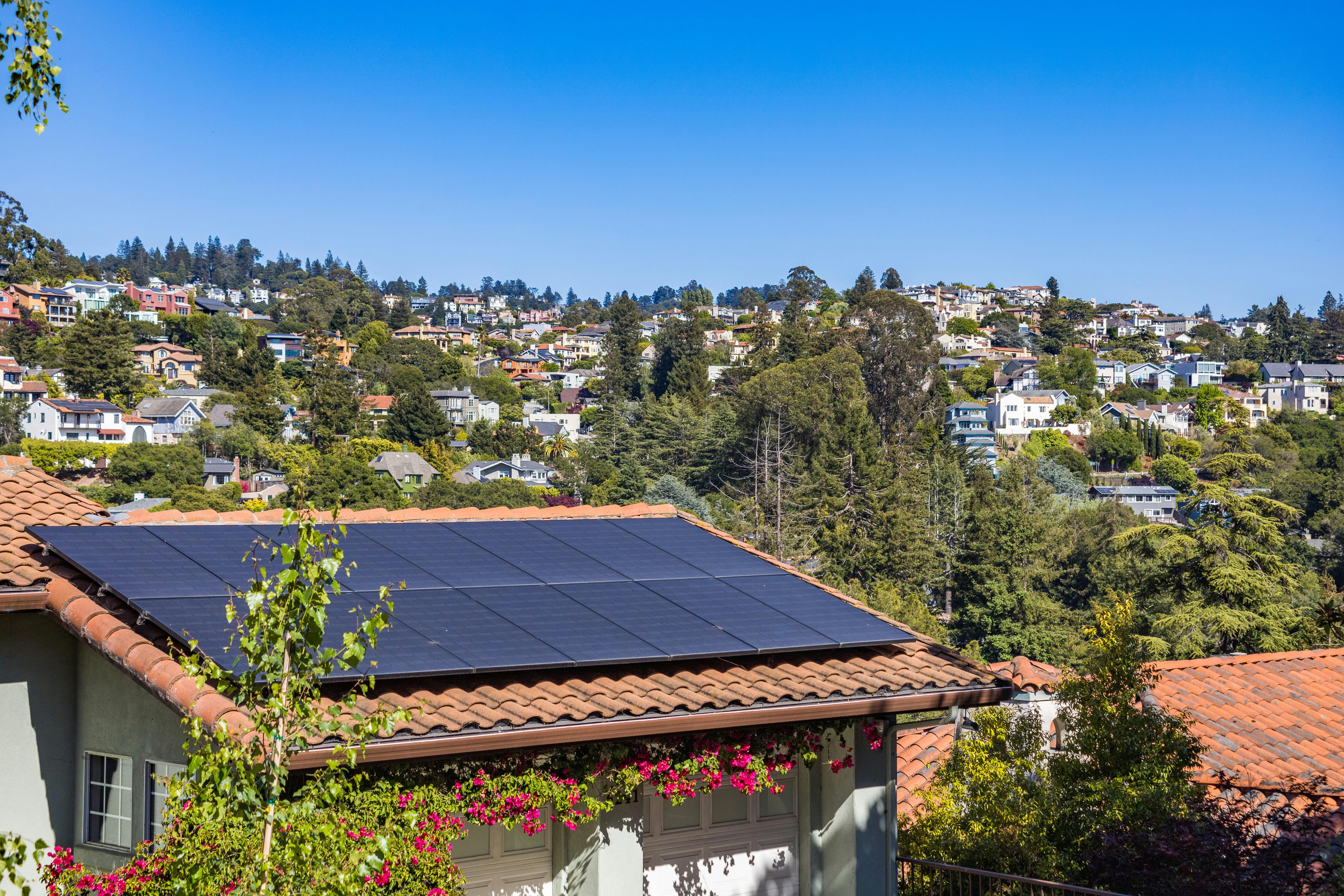photo d'une maison avec des panneaux solaires sans défault