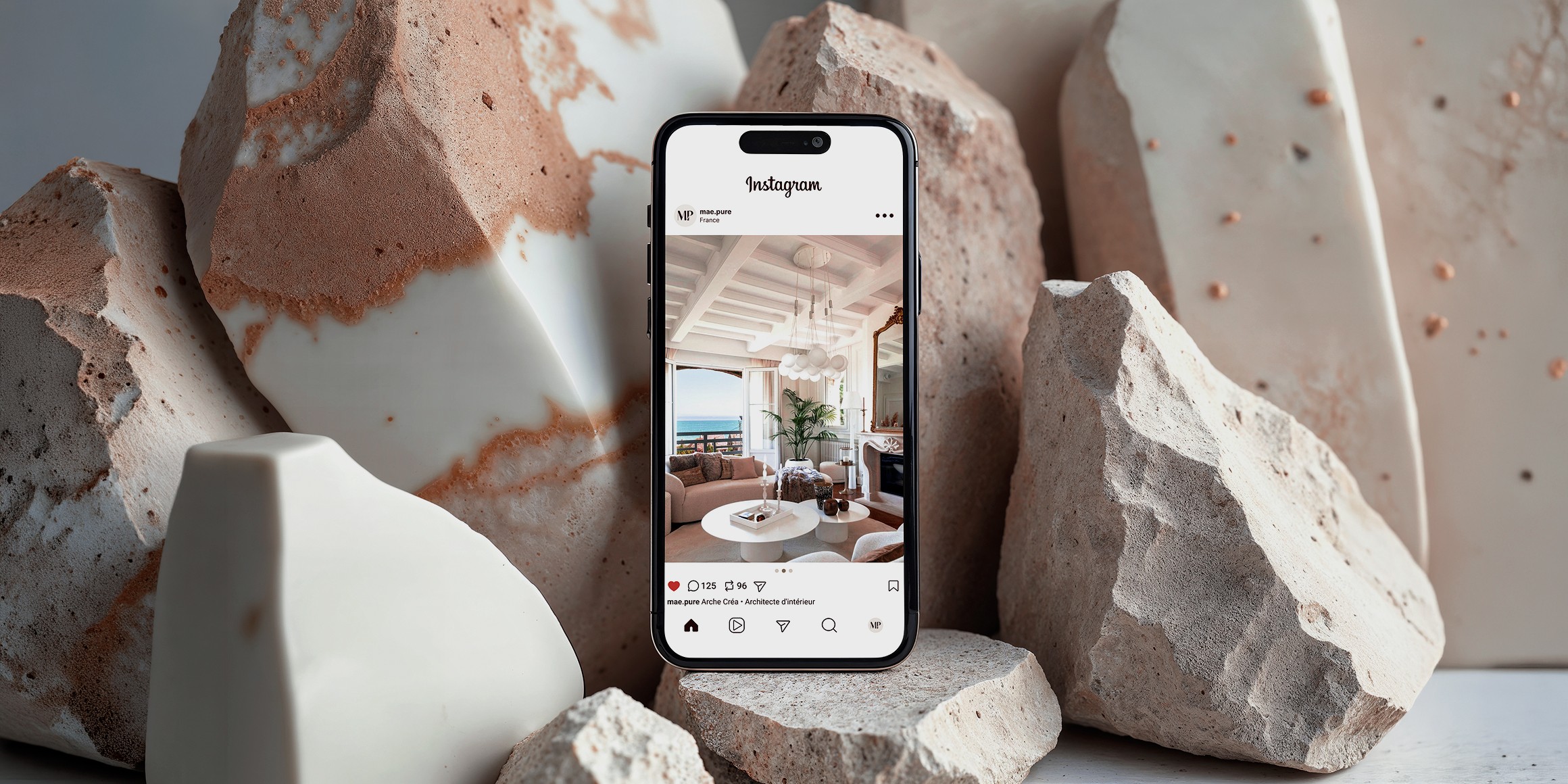 Photo de couverture du projet. Mockup dans un téléphone d'une publication instagram pour Arche Créa, architecte d’intérieur. Il s'agit d'une photo de l’intérieur d’une maison en bord de mer.