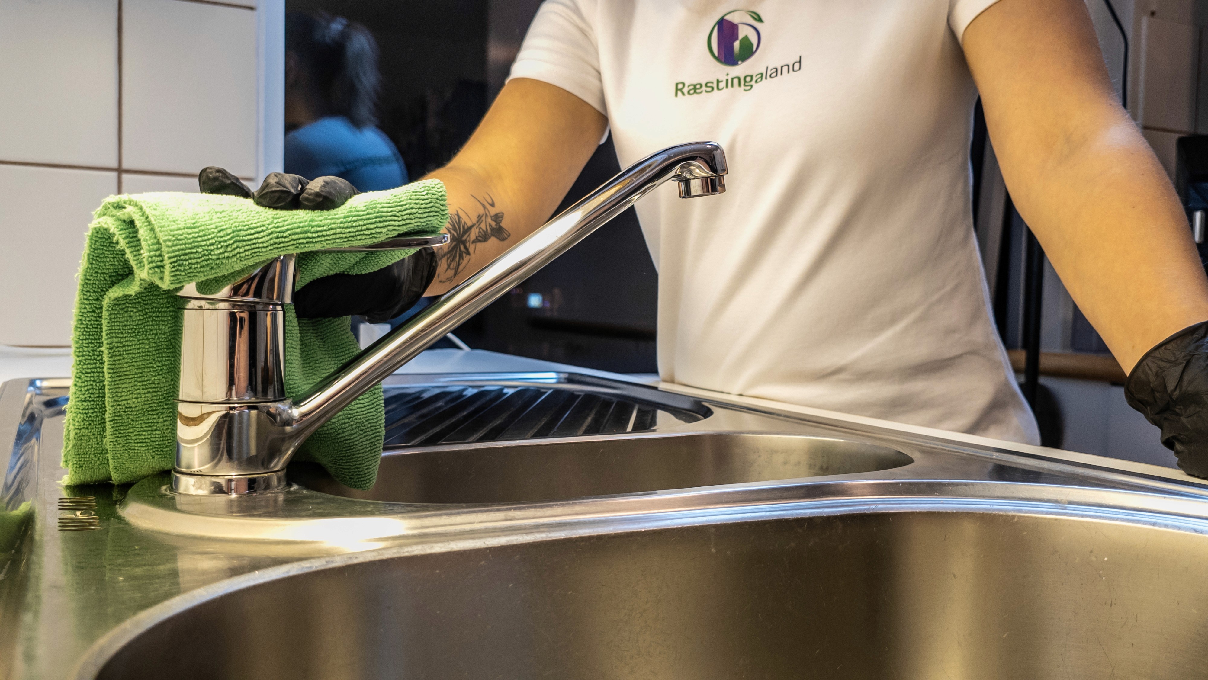 Nákvæm þrif og fæging á vaski og blöndunartækjum í eldhúsi.