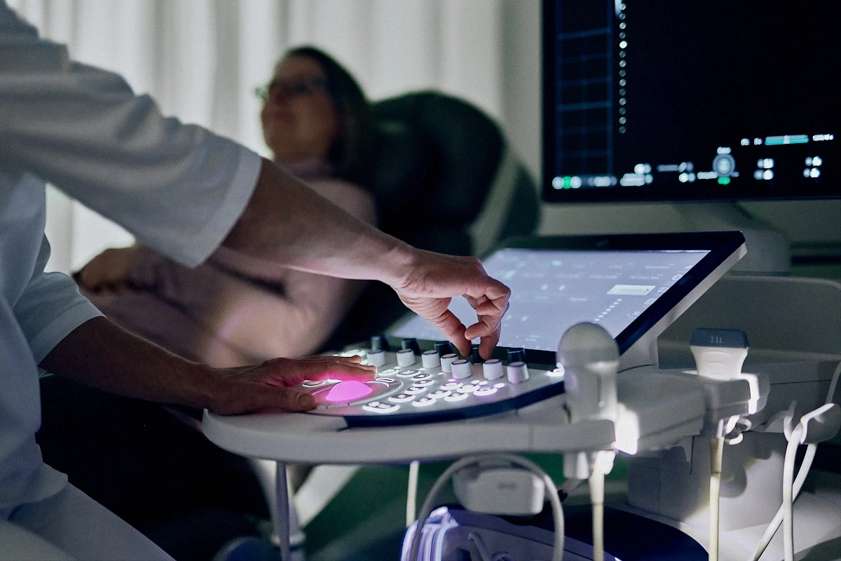 Bedienung eines hochmodernen Ultraschallgeräts in der Praxis Dr. med. Angela Lauten in Erfurt, spezialisiert auf Pränataldiagnostik, Pränatalmedizin und Feindiagnostik.