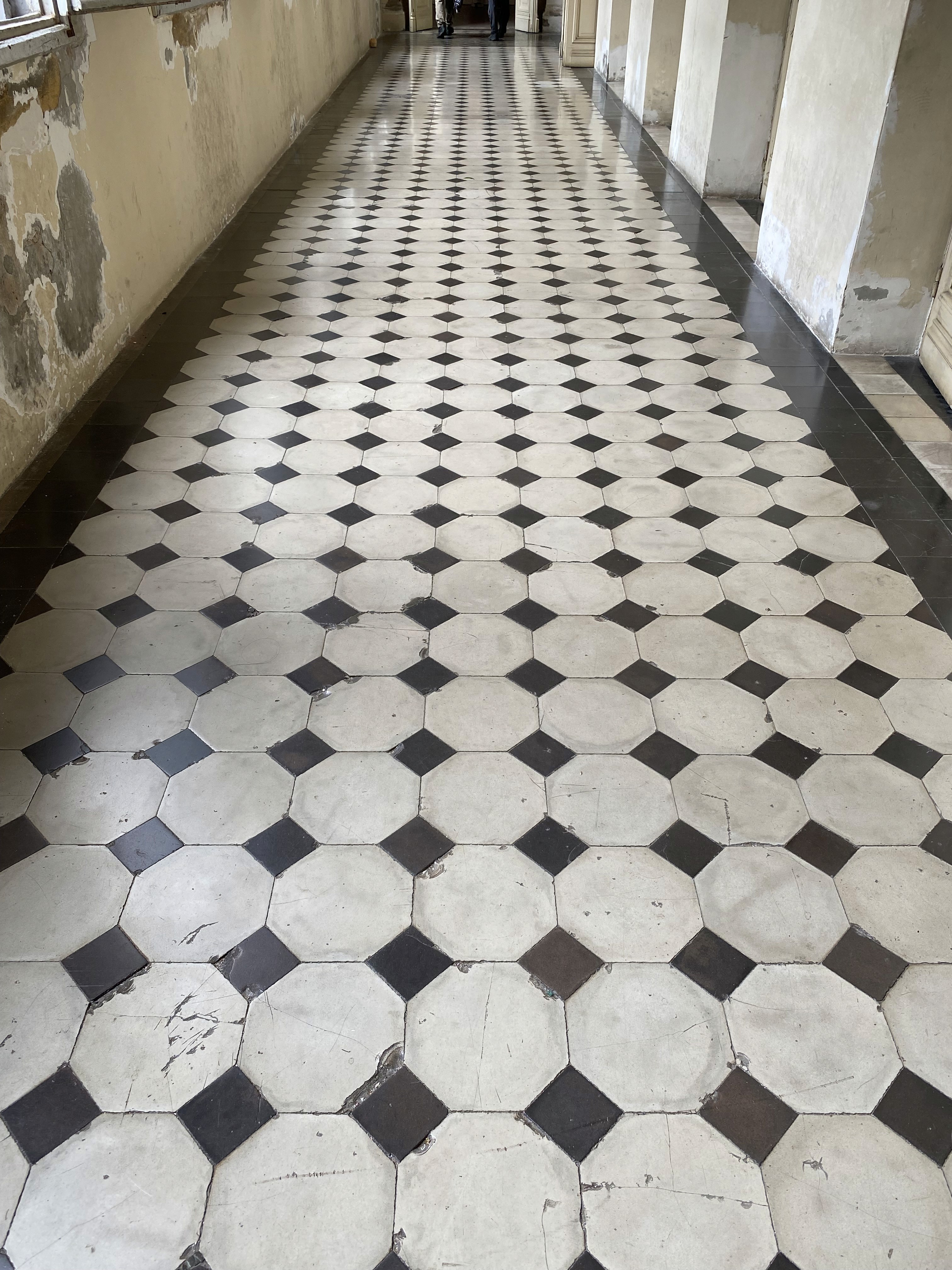 brown crt tv on brown wooden table