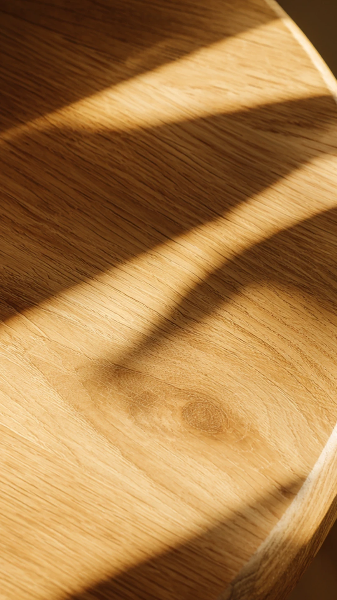 Détail d'une surface en bois éclairée par la lumière