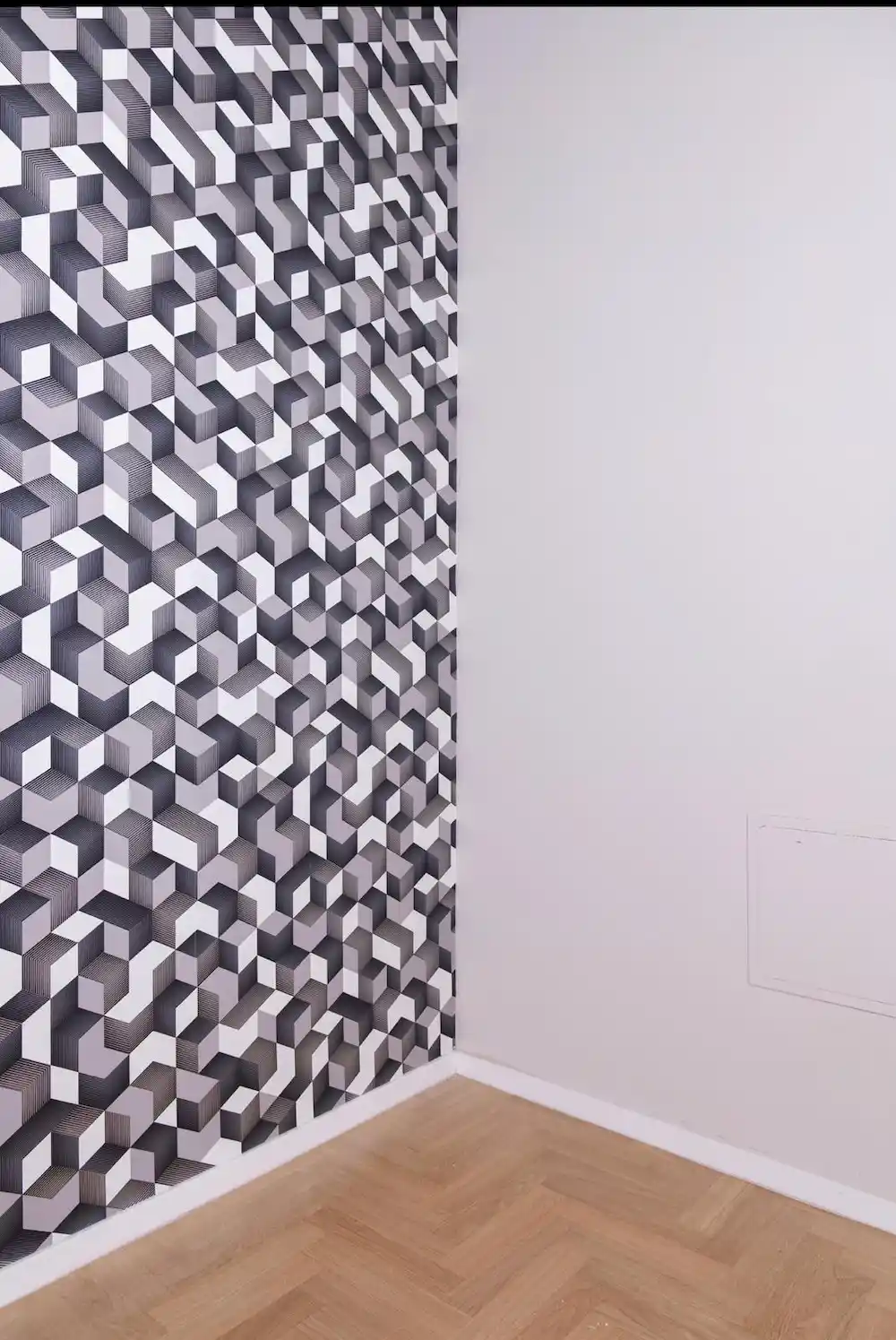 dettaglio di stanza con parquet zoccolino intarziato e parete decorata