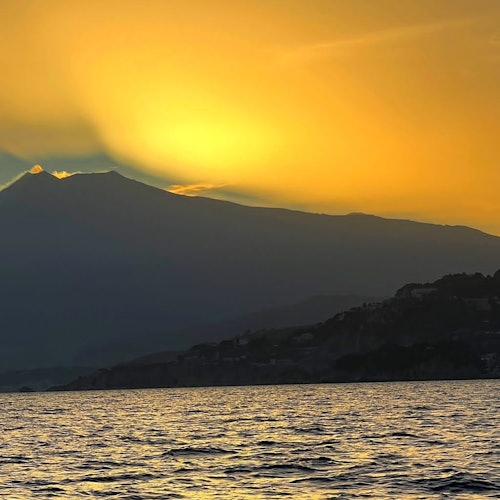 Le coucher de soleil sur l'Etna vu depuis la mer