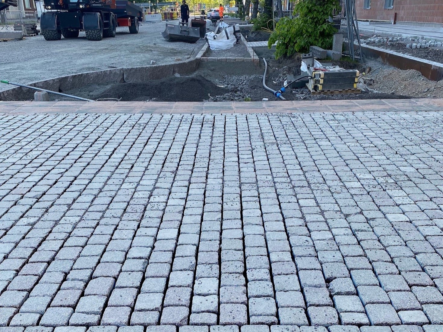 Pavimento de pedra em padrão de mosaico.