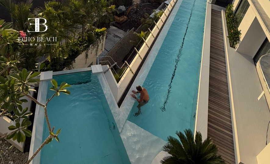 Echo Beach Suite Penthouse Bar & Lounge: Spacious interior living area featuring a private kitchen, bar, and elegant seating. Luxury accommodation in Canggu, Bali.