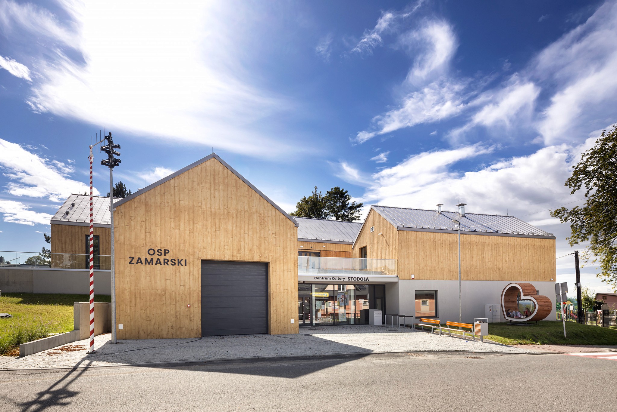 budynek w kształcie chaty wiejskiej