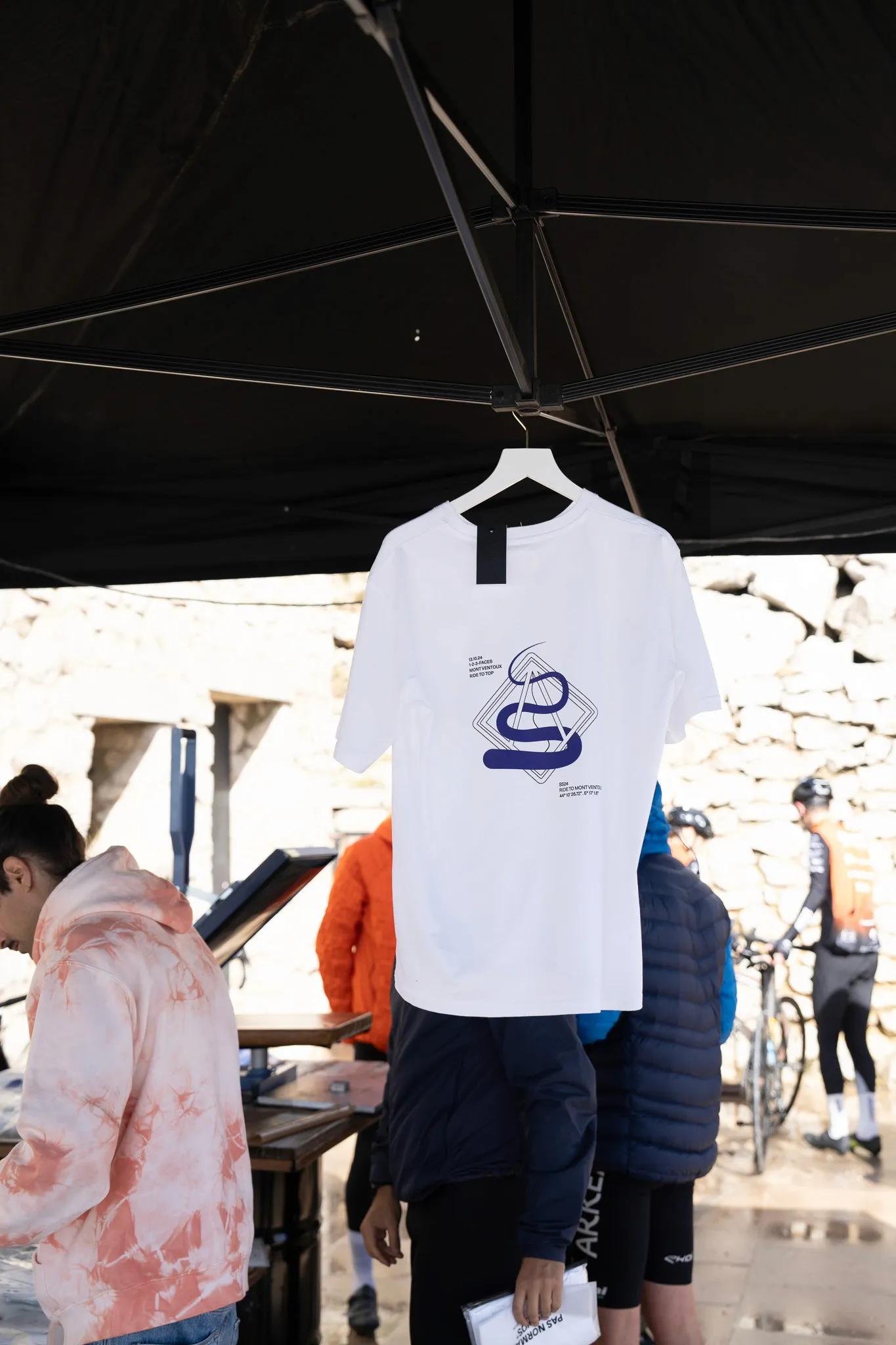 Atelier d'activation de marque mobile et personnalisation de t-shirts pour les participants.