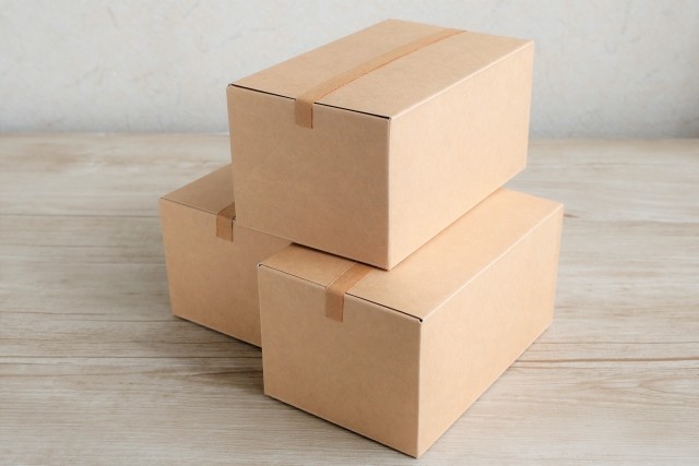 3つの段ボール箱